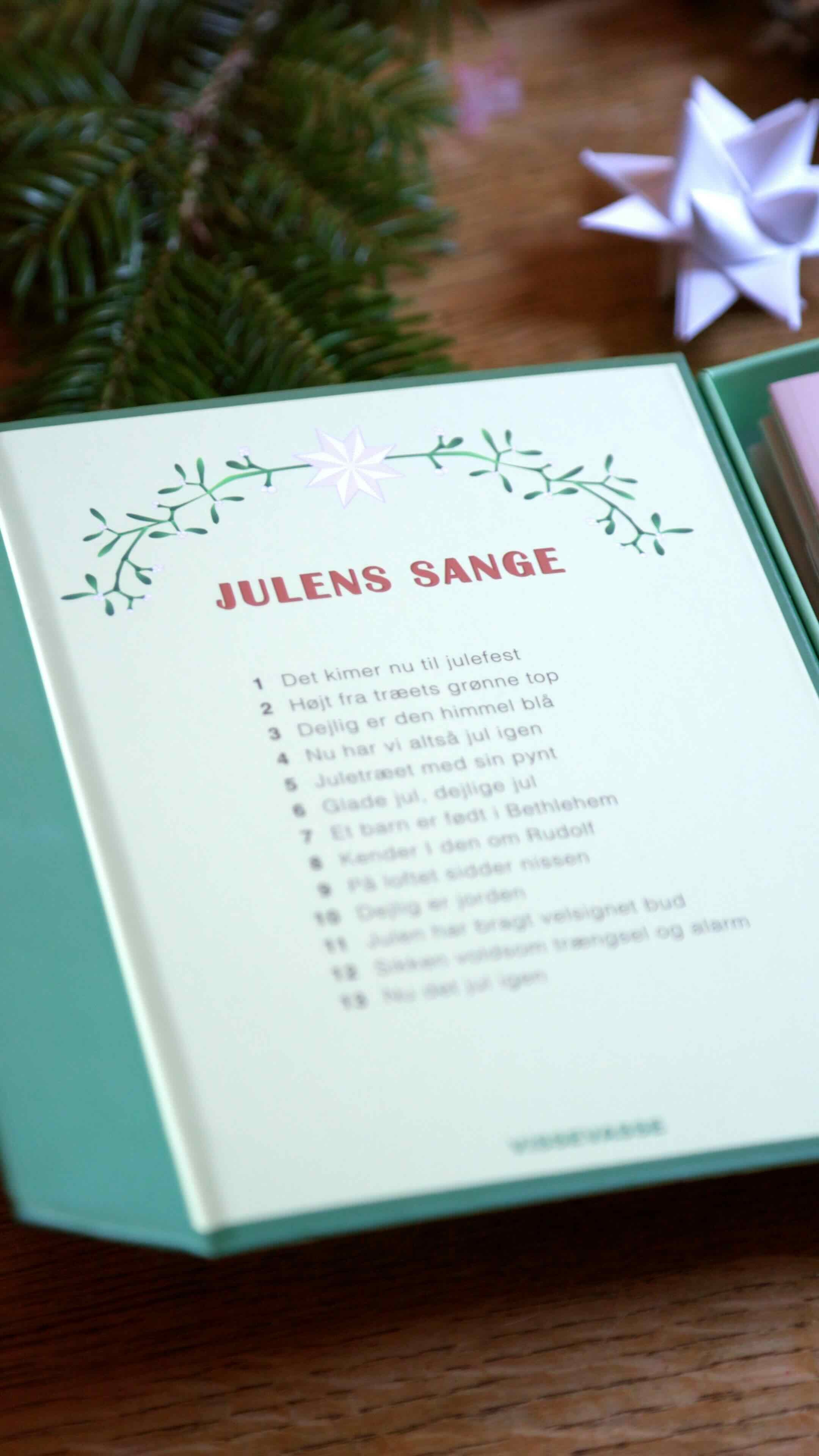 CHRISTMAS SONGS - 15 songbooklets in a box (in Danish)